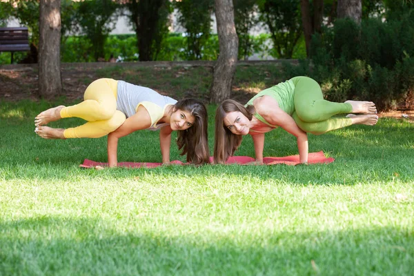 Yoga Frau Auf Grünem Gras Glückliche Frau Macht Yoga Übungen — Stockfoto