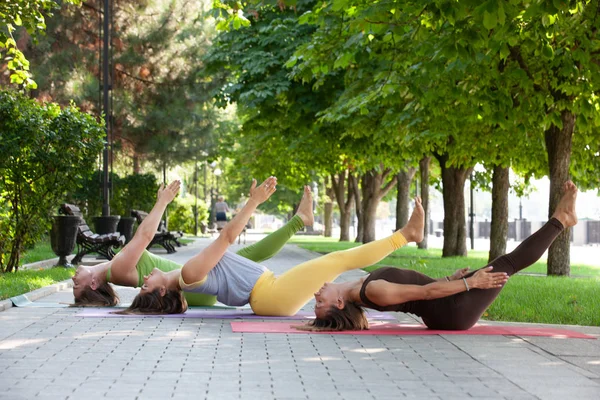 Yoga Freien Praktizieren Yoga Mit Bäumen Bergen Und Sonnenstrahl Hintergrund — Stockfoto