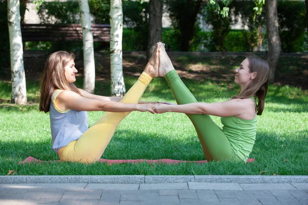 Frauen Beim Yoga Freien Park Yoga Freien Praktizieren — Stockfoto