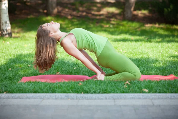 Güzel Kadın Yoga Yaparken Egzersizleri Parkta Practicing Yoga Açık Havada — Stok fotoğraf