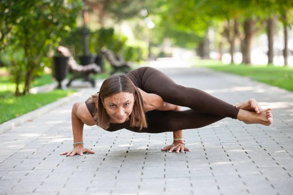 Красива Жінка Робити Йога Вправи Парку Практикуючий Йогу Відкритому Повітрі — стокове фото