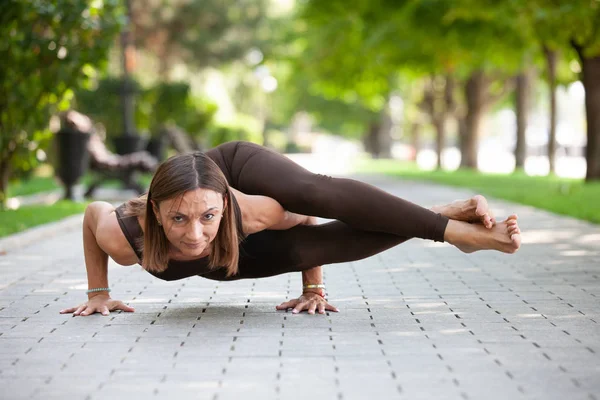 Bella Donna Che Esercizi Yoga Nel Parco Pratica Yoga All — Foto Stock