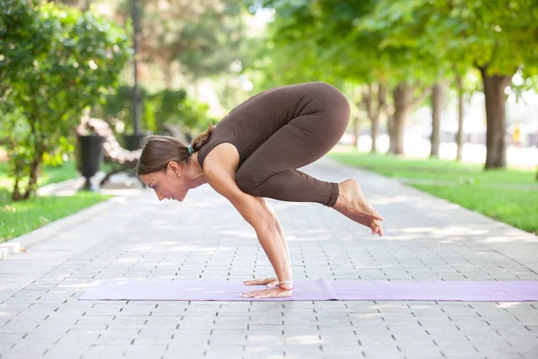 Mujer Bonita Haciendo Ejercicios Yoga Parque Practicando Yoga Aire Libre — Foto de Stock