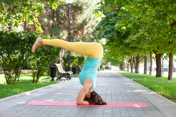 Mujer Bonita Haciendo Ejercicios Yoga Parque Practicando Yoga Aire Libre — Foto de Stock