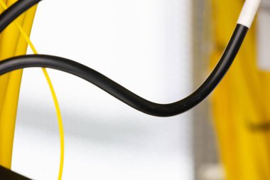 Renkli elektrik kabloları ve telleri soyut bulanık görüntü için arka plan yakın çekim olarak kullanın