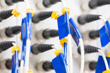 Kapatın sunucu odası içinde fiber optik kadar ağ kabloları raf soyut resim kullanmak için arka plan olarak sınırlı alan derinliği yüklü