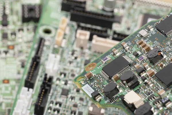 Elektronik elemanları tahtada onarmak dizüstü bilgisayar yakın çekim kavramı yüklü