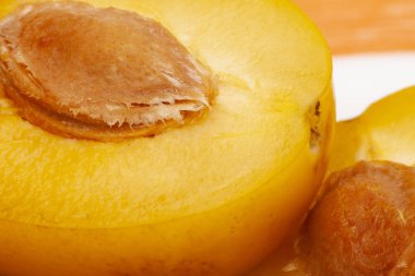 Kesme Erik bir beyaz arka plan makro yakın çekim soyut görüntü üzerinde çekirdeksiz arka plan olarak kullanılabilir