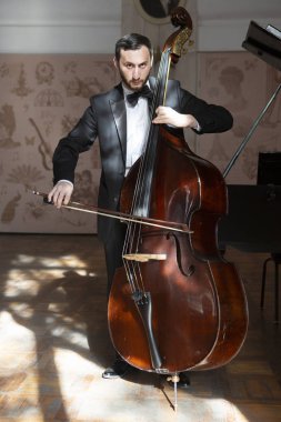 Genç bir adam bir çift bas sınırlı alan derinliği çalış