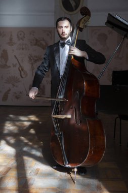 Genç bir adam bir çift bas sınırlı alan derinliği çalış