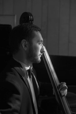 Genç bir adam bir çift bas sınırlı alan derinliği çalış