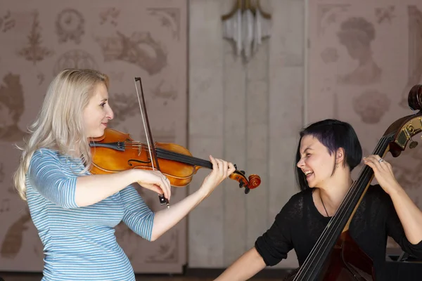 Two Beautiful Girls Play Double Bass Violin Limited Depth Field — Stock Photo, Image