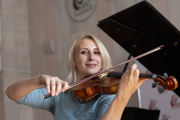 Ung Positiv Blondin Spelar Violin Porträtt — Stockfoto