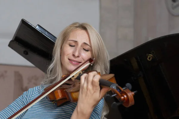 Ung Positiv Blondin Spelar Violin Porträtt — Stockfoto