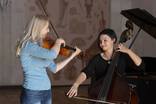 Two Beautiful Girls Play Double Bass Violin Limited Depth Field — Stock Photo, Image