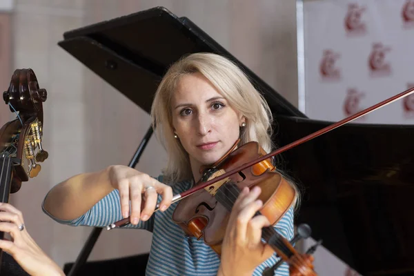 Ung Positiv Blondin Spelar Violin Porträtt — Stockfoto