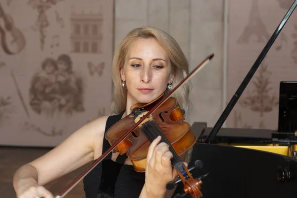 Ung Positiv Blondin Spelar Violin Porträtt — Stockfoto