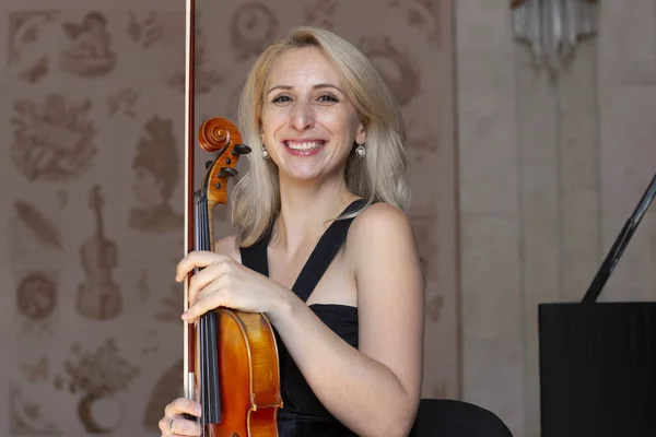 Ung Positiv Blondin Spelar Violin Porträtt — Stockfoto