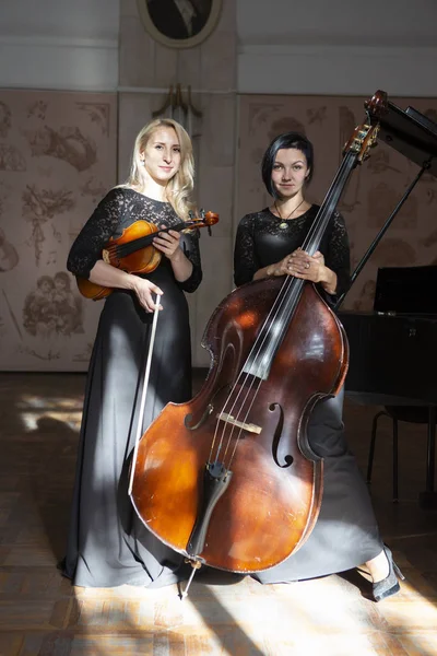 Duas Mulheres Bonitas Tocando Violino Retrato — Fotografia de Stock