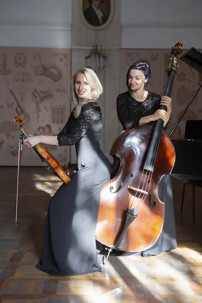 Duas Mulheres Bonitas Tocando Violino Retrato — Fotografia de Stock
