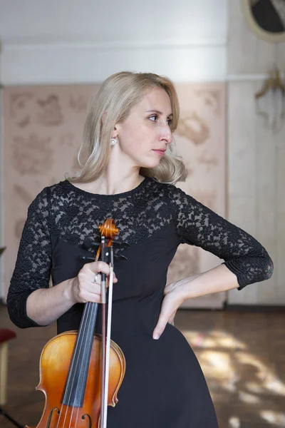 Ung Positiv Blondin Spelar Violin Porträtt — Stockfoto