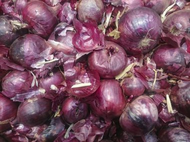 Markette kırmızı soğan. Sağlıklı ve lezzetli yiyecekler için doğal malzemeler al. Süpermarkette taze sebzeler. Yakın plan.