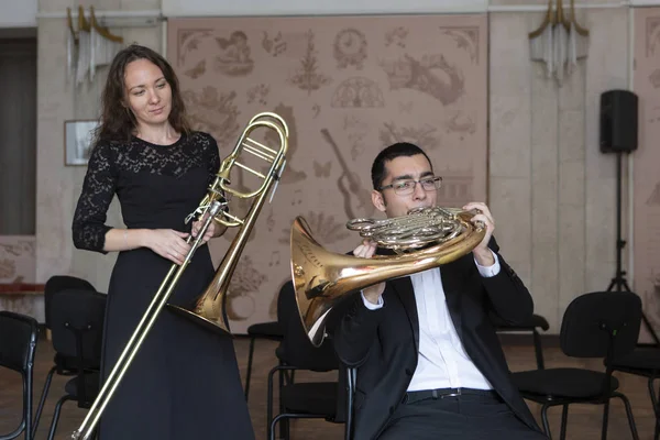 Två Musiker Som Spelar Blåsinstrument Genre Porträtt — Stockfoto