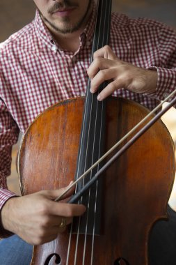 Çello çellist eli yakın Orkestrası Aletleri yakın çekim yukarı oynar