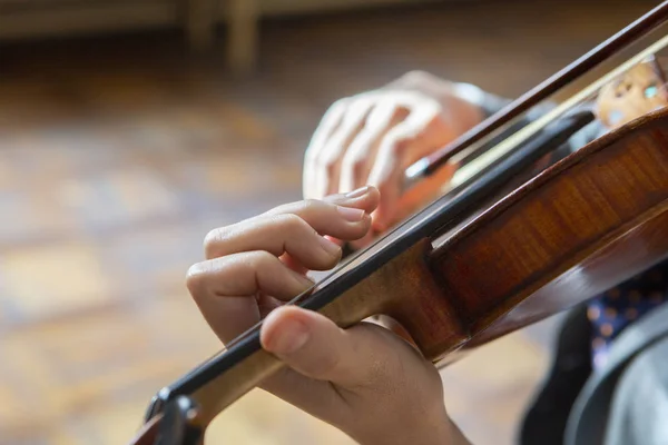 Mano Sulle Corde Violino Primo Piano — Foto Stock