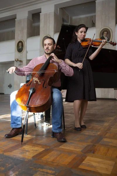 Dois Violinistas Tocando Juntos Mãos Perto Concerto Música Clássica — Fotografia de Stock