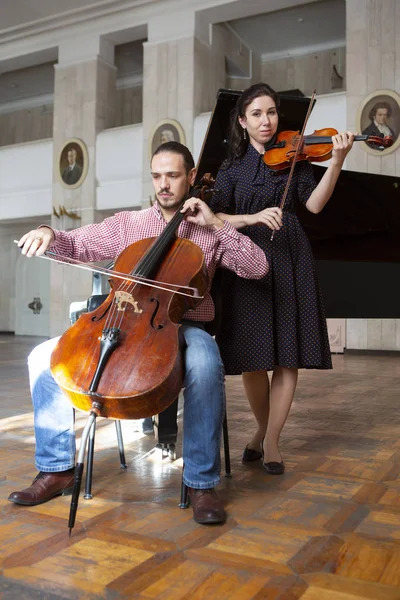 Två Violinister Utför Tillsammans Händer Nära Upp Klassisk Musik Konsert — Stockfoto