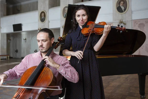 Två Violinister Utför Tillsammans Händer Nära Upp Klassisk Musik Konsert — Stockfoto