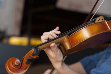 Kız keman çalıyor. El bir keman ve bir kız. Yakın çekim portre