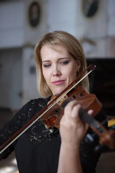 Ung Vacker Kvinna Violin Spelare Tittar Kameran Över Instrumentet Hennes — Stockfoto