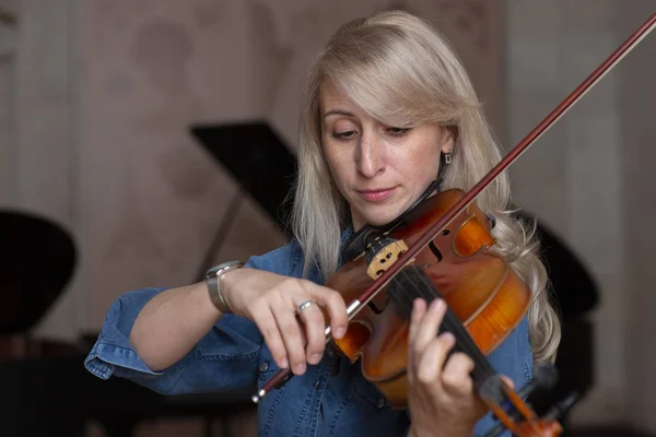 Ung Vacker Kvinna Violin Spelare Tittar Kameran Över Instrumentet Hennes — Stockfoto