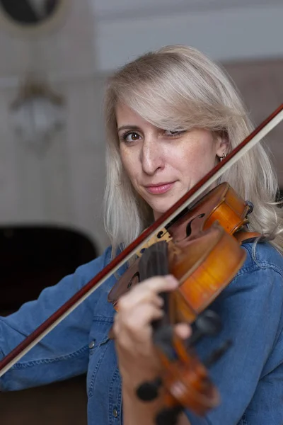 Ung Vacker Kvinna Violin Spelare Tittar Kameran Över Instrumentet Hennes — Stockfoto