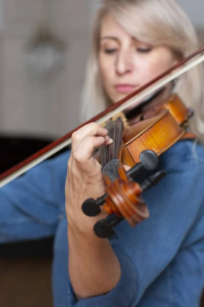 Young Beautiful Woman Violin Player Looking Camera Instrument Her Shoulder — Stock Photo, Image
