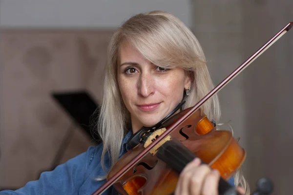 Ung Vacker Kvinna Violin Spelare Tittar Kameran Över Instrumentet Hennes — Stockfoto