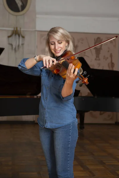 Ung Vacker Kvinna Med Vågigt Blont Hår Spelar Viola Hålla — Stockfoto