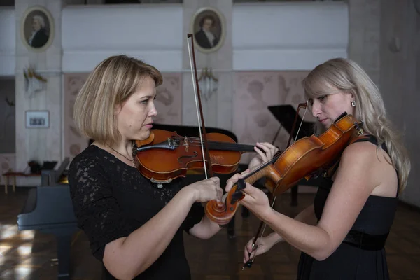 Two Beautiful Female Violinists Playing Violin Close Portrait — Stock Photo, Image