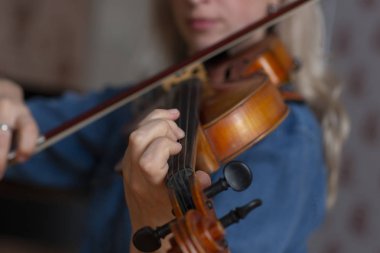 Keman çalar kemancı klasik müzik çalma. Orkestra müzik aletleri yakın çekim portre