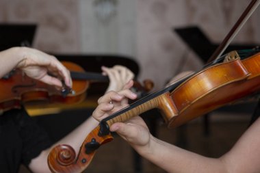 Kız keman çalıyor. El bir keman ve bir kız. Yakın çekim portre