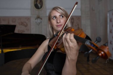 Keman çalar kemancı klasik müzik çalma. Orkestra müzik aletleri yakın çekim portre