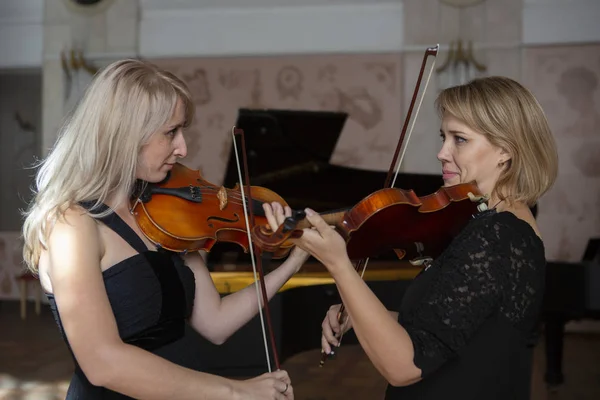 Två Vackra Kvinnliga Violinister Spelar Violin Närbild Porträtt — Stockfoto