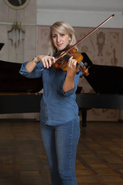 Ung Vacker Kvinna Med Vågigt Blont Hår Spelar Viola Hålla — Stockfoto