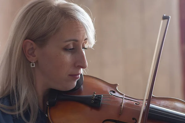 Ung Vacker Kvinna Violin Spelare Tittar Kameran Över Instrumentet Hennes — Stockfoto