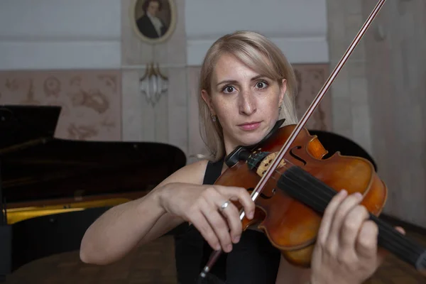 Violin Spelare Violinist Klassisk Musik Spelar Orkester Musikinstrument Närbild Porträtt — Stockfoto