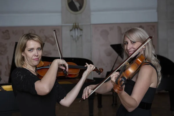 Två Vackra Kvinnliga Violinister Spelar Violin Närbild Porträtt — Stockfoto