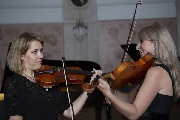 Två Vackra Kvinnliga Violinister Spelar Violin Närbild Porträtt — Stockfoto