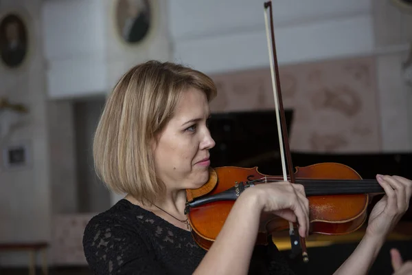 Violin Spelare Violinist Klassisk Musik Spelar Orkester Musikinstrument Närbild Porträtt — Stockfoto